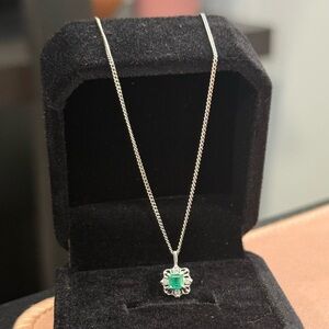 Elegant Genuine Emerald Pendant Necklace in Platinum 850/900 Settings